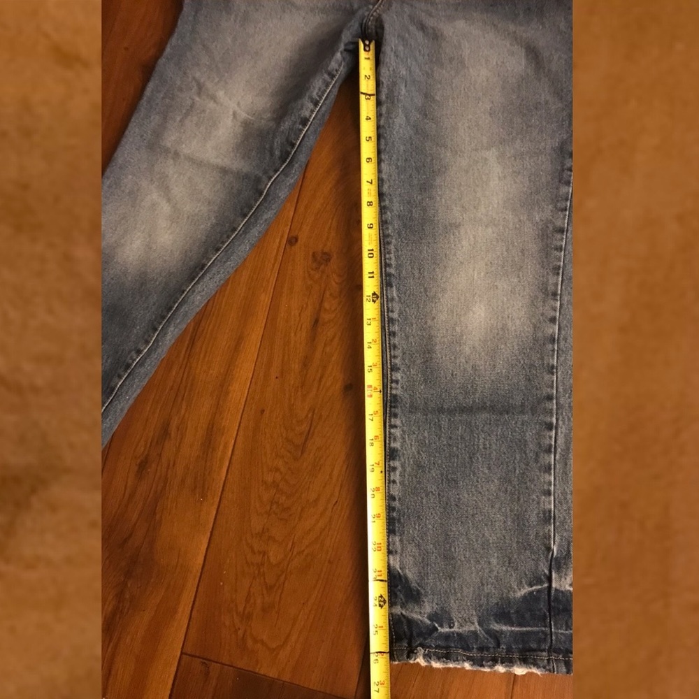 Universal Thread Distressed Jeans - Picture 10 of 10